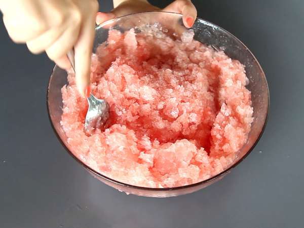 Karpuz frosé: roze ile süper ferahlatıcı granita kokteyli! - Hazırlık adım 4