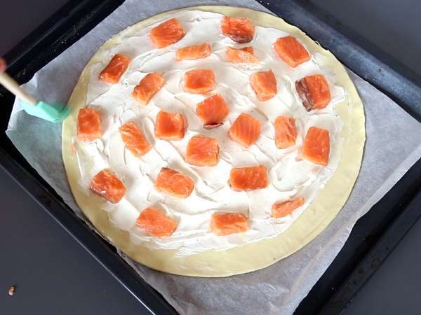 Aperatif olarak atıştırmak için mükemmel, somon ve fromage frais içeren lapa böreği - Hazırlık adım 3