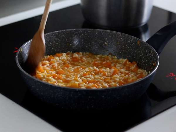 Balkabaklı risotto, sonbahar için narin ve mükemmel bir ilk yemek - Hazırlık adım 4