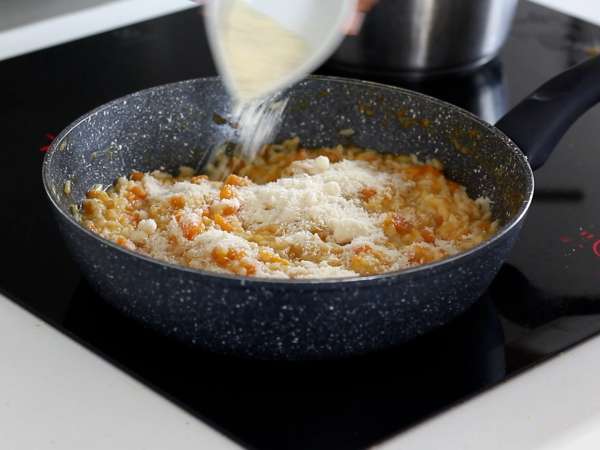Balkabaklı risotto, sonbahar için narin ve mükemmel bir ilk yemek - Hazırlık adım 5