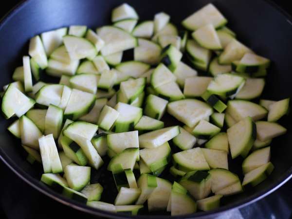 Kabakları nasıl tavada kızartabilirim? - Hazırlık adım 2