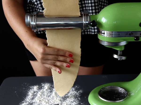 Ev yapımı yumurtalı pappardelle: adım adım açıklanan tarif - Hazırlık adım 5