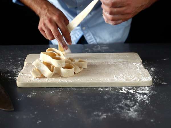 Ev yapımı yumurtalı pappardelle: adım adım açıklanan tarif - Hazırlık adım 7