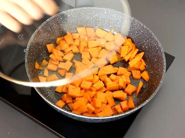 Caramelle, balkabağı ve ricotta dolgulu şeker şeklinde ravioli - Hazırlık adım 5