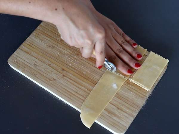 Caramelle, balkabağı ve ricotta dolgulu şeker şeklinde ravioli - Hazırlık adım 9