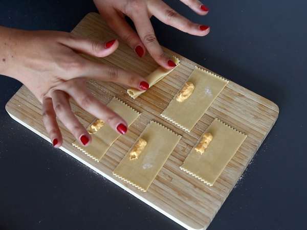 Caramelle, balkabağı ve ricotta dolgulu şeker şeklinde ravioli - Hazırlık adım 10