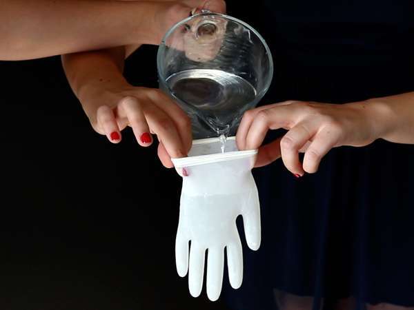 El şeklinde buz küpü ile Cadılar Bayramı kokteyli - kolay öğretici! - Hazırlık adım 1