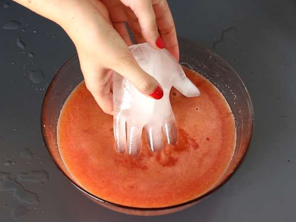 El şeklinde buz küpü ile Cadılar Bayramı kokteyli - kolay öğretici! - Hazırlık adım 4