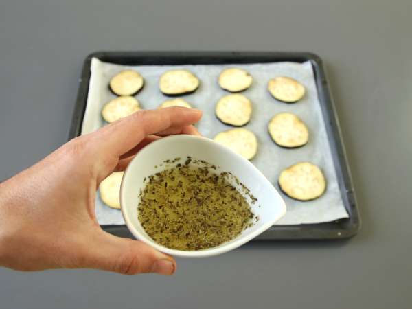 Hızlı fırınlanmış patlıcan, lezzetli ve hafif bir garnitür - Hazırlık adım 3