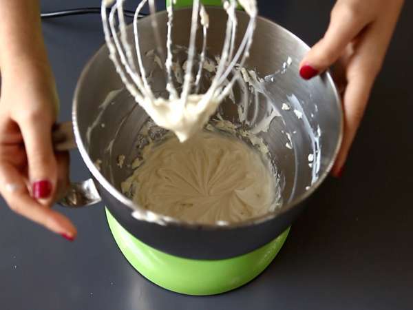 Fırında pişmeyen Raffaello tarzı hindistan cevizli verrines - kar küresinde masalsı bir tatlı - Hazırlık adım 2