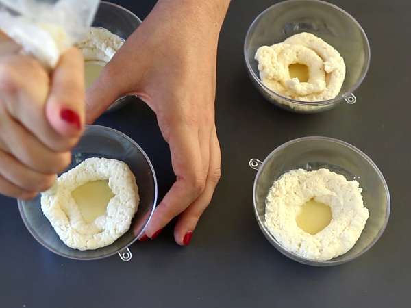 Fırında pişmeyen Raffaello tarzı hindistan cevizli verrines - kar küresinde masalsı bir tatlı - Hazırlık adım 5