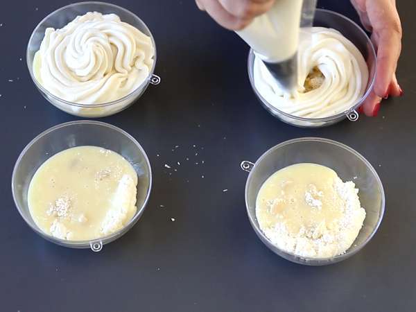 Fırında pişmeyen Raffaello tarzı hindistan cevizli verrines - kar küresinde masalsı bir tatlı - Hazırlık adım 7