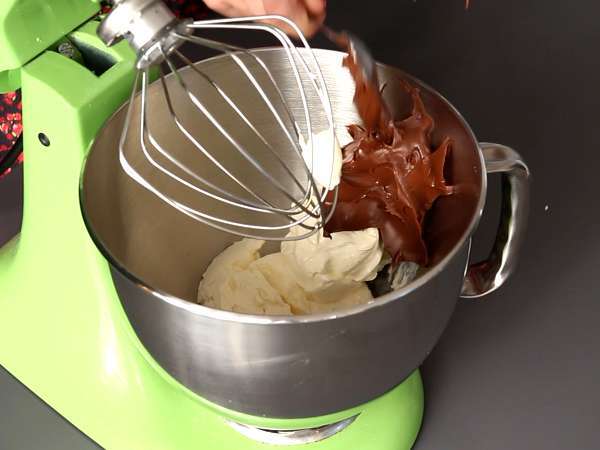 Noel ağacı şeklinde Nutella kreması ve vanilyalı krema ile doldurulmuş Pandoro böreği - Hazırlık adım 1