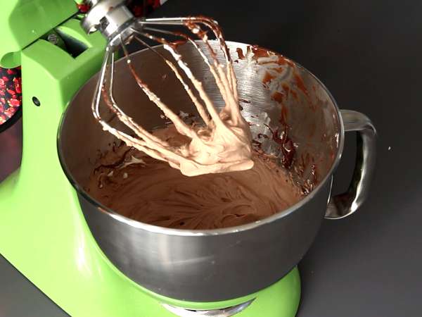 Noel ağacı şeklinde Nutella kreması ve vanilyalı krema ile doldurulmuş Pandoro böreği - Hazırlık adım 2