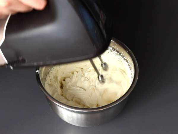 Noel ağacı şeklinde Nutella kreması ve vanilyalı krema ile doldurulmuş Pandoro böreği - Hazırlık adım 4