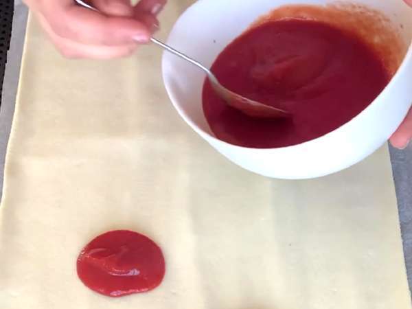 Maxi milföy hamuru kıvrımları (domates, jambon, mozzarella, maydanoz) - Hazırlık adım 1