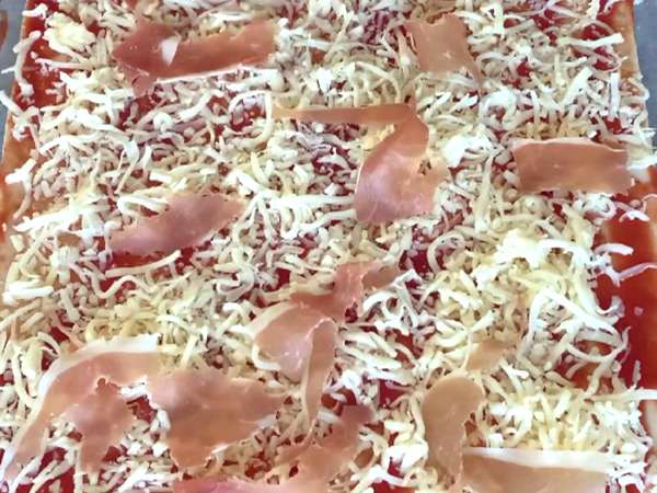 Maxi milföy hamuru kıvrımları (domates, jambon, mozzarella, maydanoz) - Hazırlık adım 2