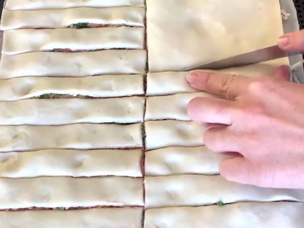 Maxi milföy hamuru kıvrımları (domates, jambon, mozzarella, maydanoz) - Hazırlık adım 4