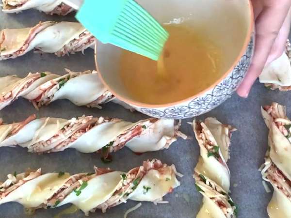 Maxi milföy hamuru kıvrımları (domates, jambon, mozzarella, maydanoz) - Hazırlık adım 6