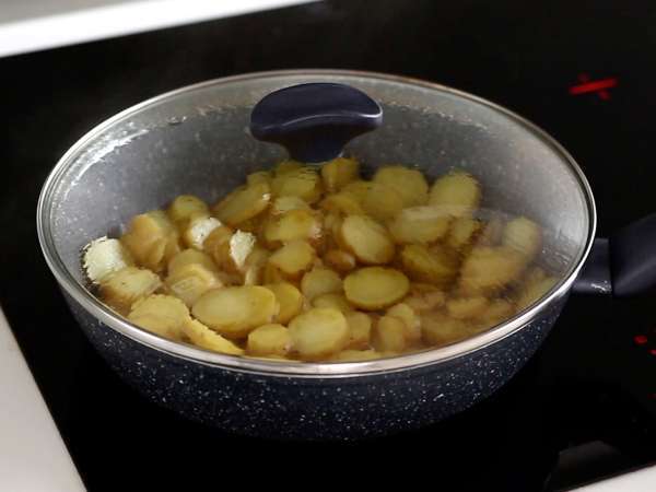 Huevos rotos, patates ve yumurtaya dayalı süper kolay İspanyol tarifi - Hazırlık adım 2