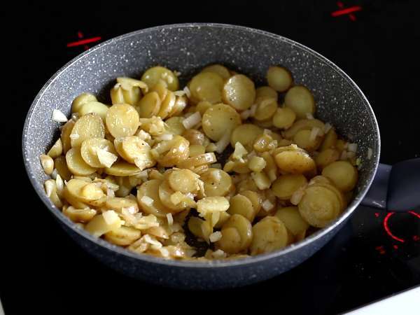 Huevos rotos, patates ve yumurtaya dayalı süper kolay İspanyol tarifi - Hazırlık adım 3