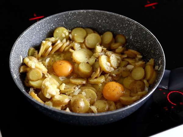 Huevos rotos, patates ve yumurtaya dayalı süper kolay İspanyol tarifi - Hazırlık adım 4