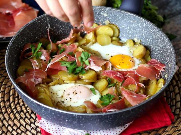 Huevos rotos, patates ve yumurtaya dayalı süper kolay İspanyol tarifi - Hazırlık adım 5