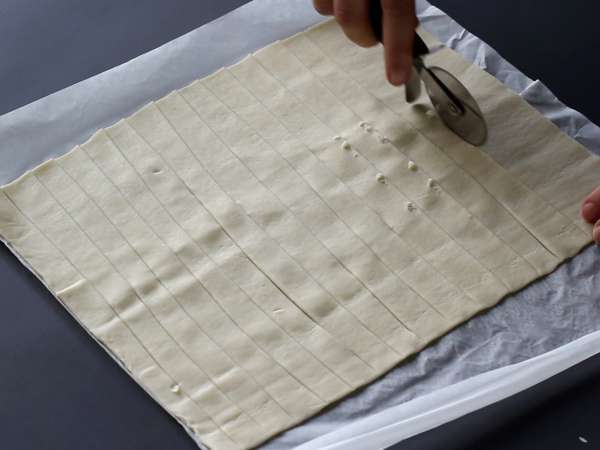 Paskalya aperatifi için sevimli milföy havuçlar: keçi peyniri ve güneşte kurutulmuş domates - Hazırlık adım 1