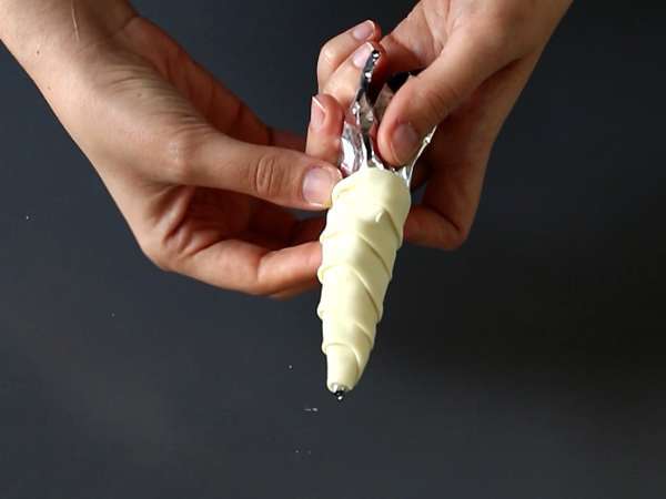 Paskalya aperatifi için sevimli milföy havuçlar: keçi peyniri ve güneşte kurutulmuş domates - Hazırlık adım 3