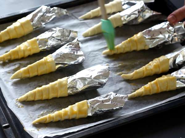 Paskalya aperatifi için sevimli milföy havuçlar: keçi peyniri ve güneşte kurutulmuş domates - Hazırlık adım 4