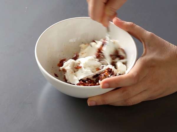 Paskalya aperatifi için sevimli milföy havuçlar: keçi peyniri ve güneşte kurutulmuş domates - Hazırlık adım 5