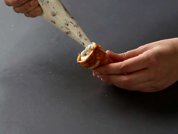 Paskalya aperatifi için sevimli milföy havuçlar: keçi peyniri ve güneşte kurutulmuş domates - Hazırlık adım 6