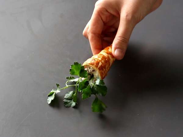 Paskalya aperatifi için sevimli milföy havuçlar: keçi peyniri ve güneşte kurutulmuş domates - Hazırlık adım 7