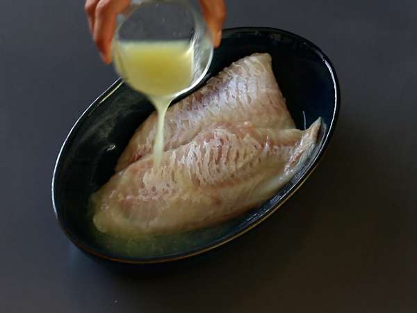 Hindistan cevizi sütü ile pişmiş çipura - bayılacağınız balık yemeği - Hazırlık adım 1