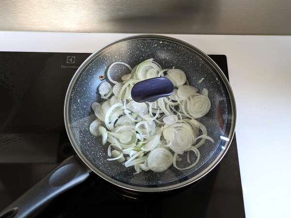 Soğanlı omlet, lezzetli ve hazırlaması kolay bir tarif - Hazırlık adım 2