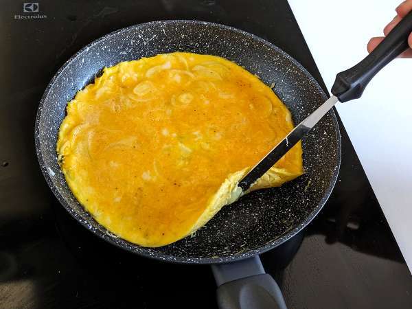 Soğanlı omlet, lezzetli ve hazırlaması kolay bir tarif - Hazırlık adım 5