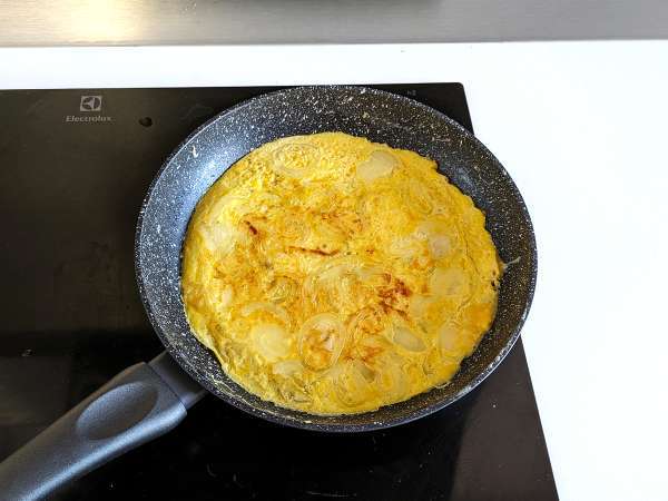 Soğanlı omlet, lezzetli ve hazırlaması kolay bir tarif - Hazırlık adım 6