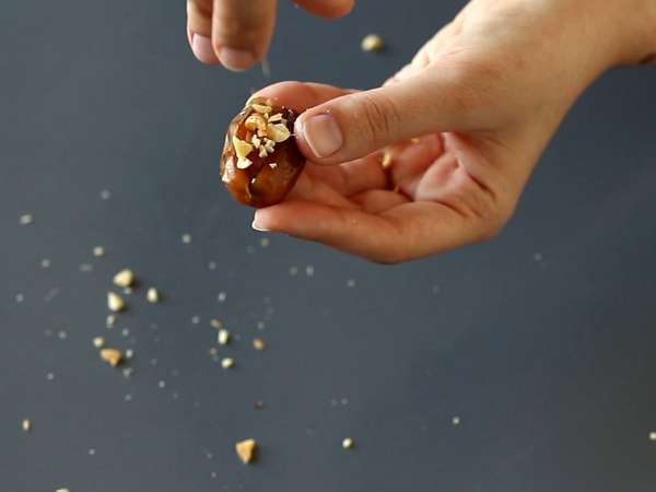 Ev yapımı Snickers: hurma, yer fıstığı ve çikolata - şeker ilavesiz sağlıklı bir atıştırmalık - Hazırlık adım 3