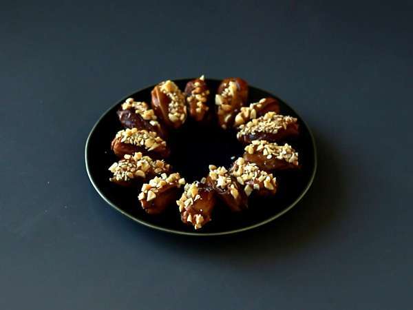 Ev yapımı Snickers: hurma, yer fıstığı ve çikolata - şeker ilavesiz sağlıklı bir atıştırmalık - Hazırlık adım 4