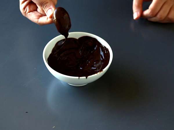 Ev yapımı Snickers: hurma, yer fıstığı ve çikolata - şeker ilavesiz sağlıklı bir atıştırmalık - Hazırlık adım 5