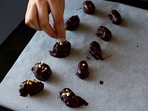 Ev yapımı Snickers: hurma, yer fıstığı ve çikolata - şeker ilavesiz sağlıklı bir atıştırmalık - Hazırlık adım 6