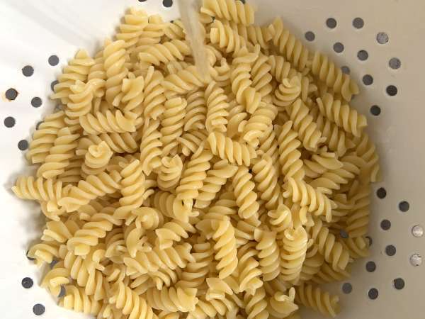 Kremalı soğuk makarna, 10 dakikadan kısa sürede hazır! - Hazırlık adım 1