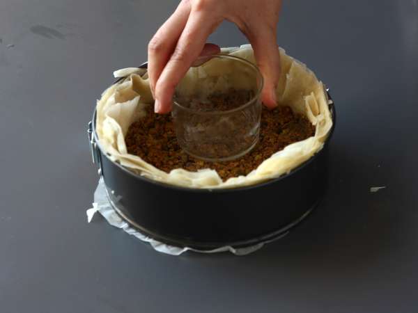 Antep fıstıklı, gevrek ve eriyen baklava tarzı cheesecake - Hazırlık adım 4