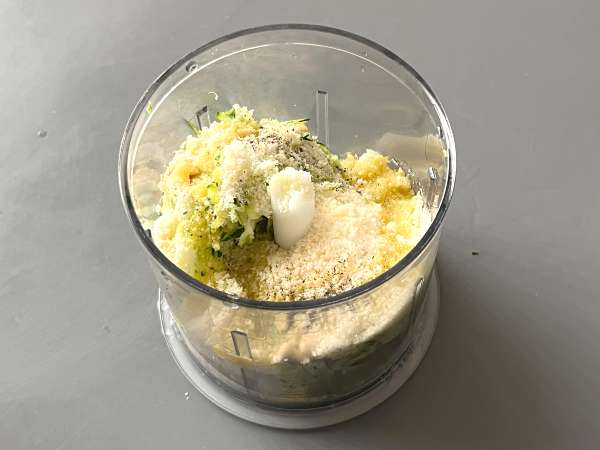 Kabak pestosu, hızlı ve lezzetli pişirmesiz tarif - Hazırlık adım 3