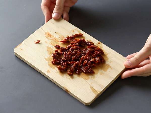 Kabak pesto, buffalo mozzarella ve güneşte kurutulmuş domatesli soğuk makarna - Hazırlık adım 3