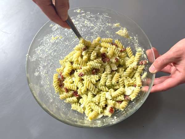 Kabak pesto, buffalo mozzarella ve güneşte kurutulmuş domatesli soğuk makarna - Hazırlık adım 4