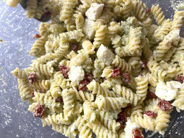 Kabak pesto, buffalo mozzarella ve güneşte kurutulmuş domatesli soğuk makarna - Hazırlık adım 5