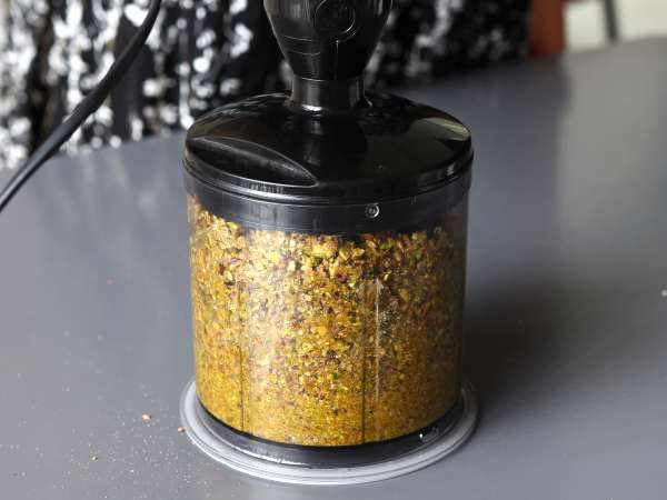 Antep fıstıklı pesto, kolay ve lezzetli bir sos - Hazırlık adım 2