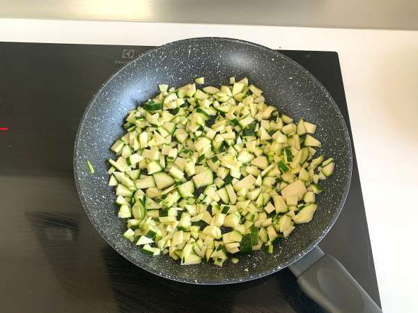 Kabaklı kremalı makarna, lezzetli ve çok hızlı bir tarif - Hazırlık adım 2