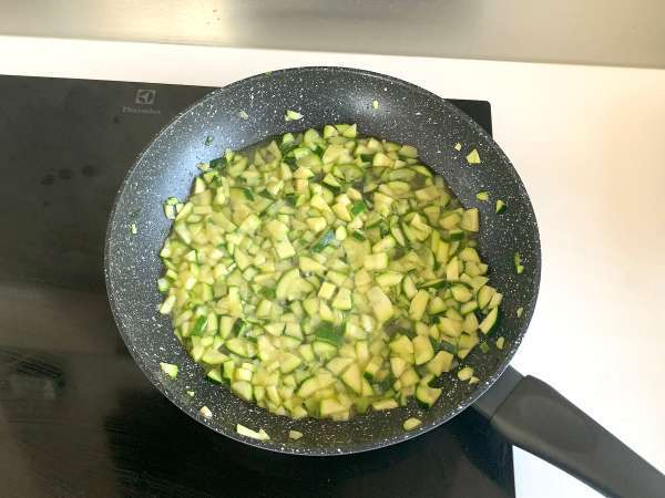 Kabaklı kremalı makarna, lezzetli ve çok hızlı bir tarif - Hazırlık adım 3